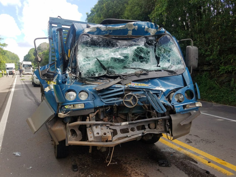 Em SC: Acidente grave com dois caminhões deixa motorista preso às ferragens