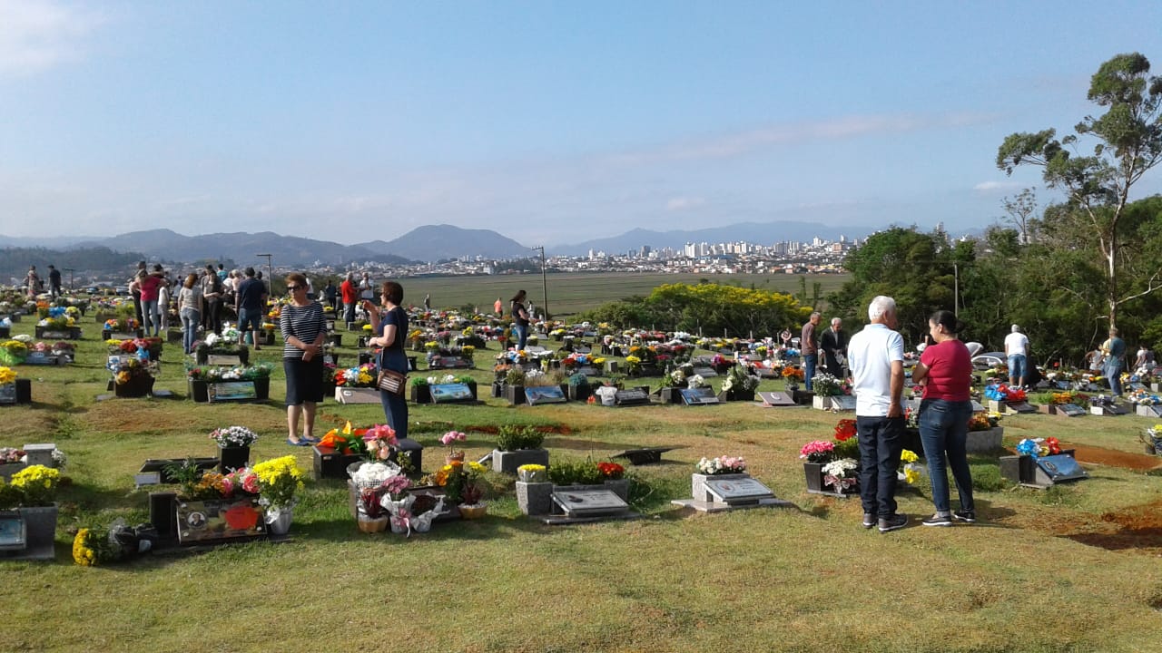 Finados: Familiares prestam homenagens aos entes queridos