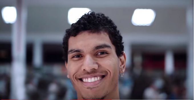 Em Criciúma, mãe de jovem morto no PR diz que ele foi vítima de homofobia