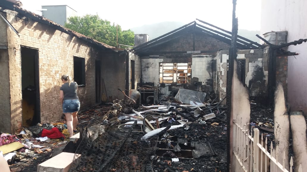 Solidariedade: Amigos promovem campanha para ajudar família que perdeu tudo em incêndio em Tubarão