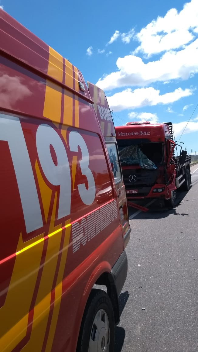 Colisão entre dois caminhões é registrada na BR-101, em Tubarão