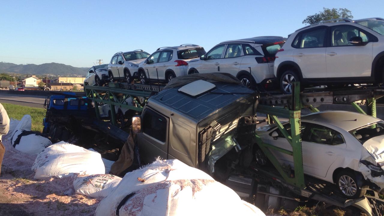 Colisão entre caminhões é registrada na BR-101